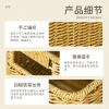 وتقوم الأسر بجمع السلال المنزلية من سلة الوجبات الخفيفة في غرفة الجلوس في إطار الاستقبال Specification image